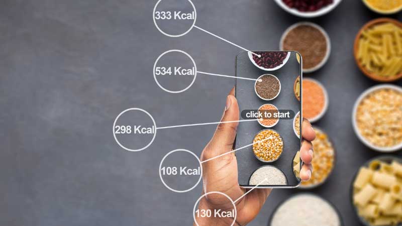 Calcolo fabbisogno calorico 3 Smartphone che calcola le calorie degli alimenti, visualizzando valori nutrizionali in kcal